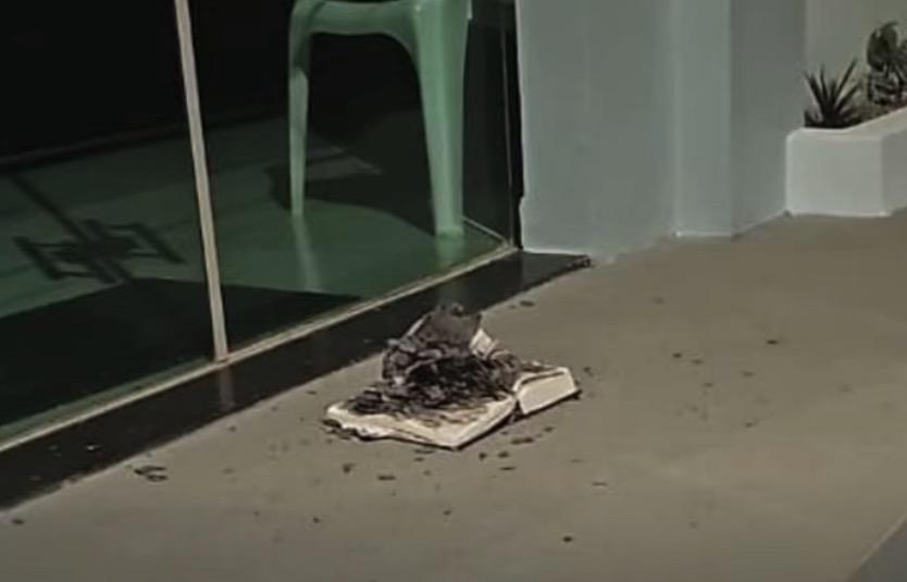 Parauapebas: moradores do bairro Alvorá se revoltam após adolescentes queimarem Bíblia em frente a igreja