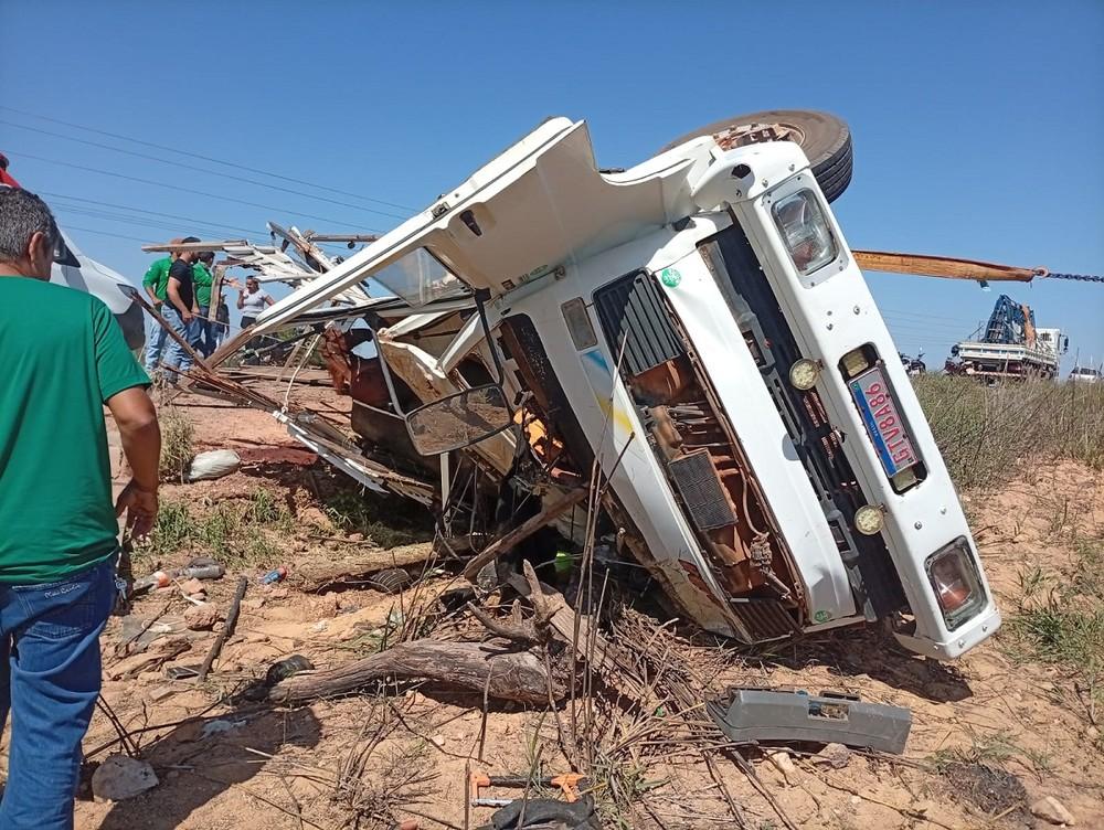Passageiro morre após caminhão boiadeiro tombar na PA-279, em Tucumã