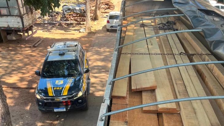 PRF apreende 38 m³ de madeira ilegal transportada em carreta na BR-222, em Marabá 