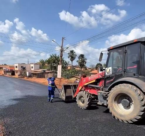 Rua Dom Pedro II recebe imprimação para receber asfalto em Pacajá