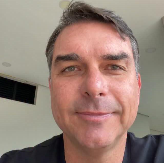 ‘Sou o único que pode mudar as coisas de verdade no nosso Brasil’, diz Flávio Bolsonaro