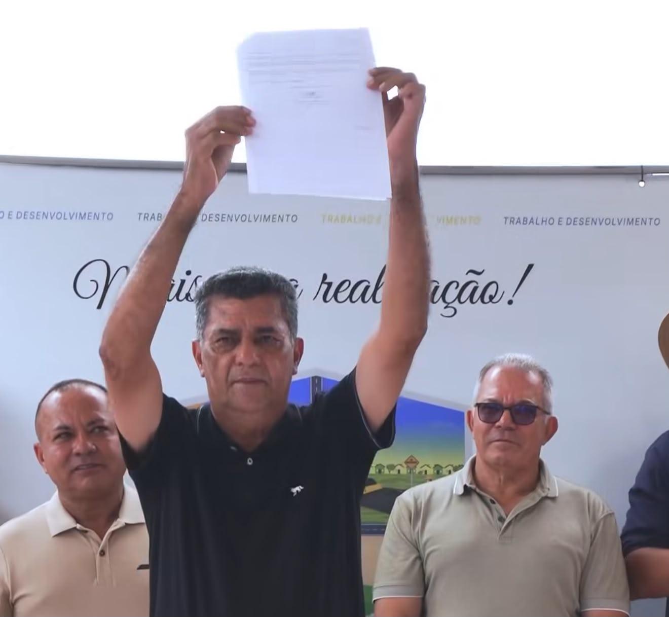 Valdir Lemes assina ordem de serviço para obra de urbanização no distrito de Maracajá