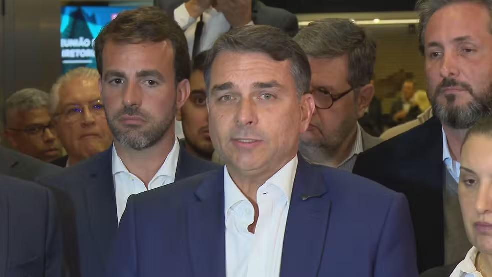 ‘Vocês vão parar no tempo?’, questiona Flávio Bolsonaro ao ser cobrado sobre contas de filme