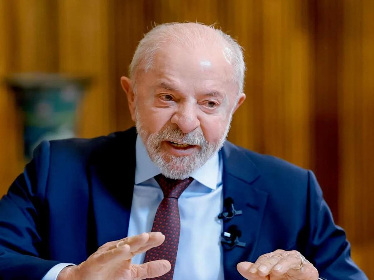 A menos de três semanas da eleição, Lula anuncia reajuste de 15% no Bolsa Família