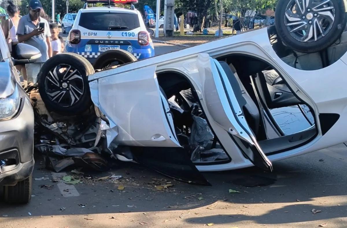 Acidente na 307 Norte faz carro capotar e assusta moradores em Palmas