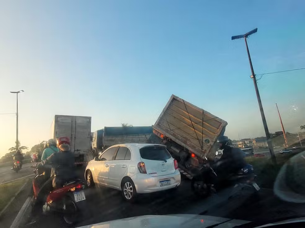 Caminhão bitrem tomba e trava trânsito no viaduto do Coqueiro em Ananindeua