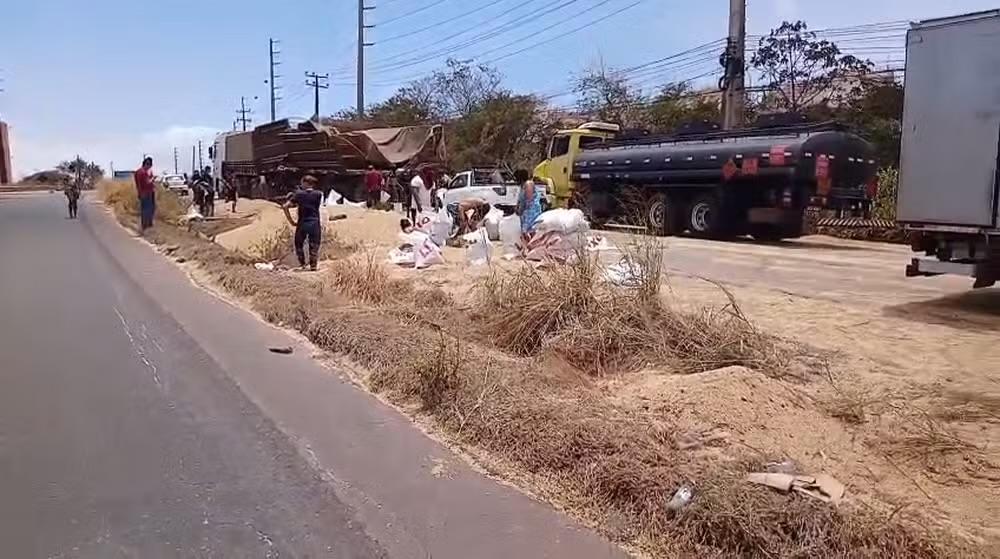 Carreta tomba e espalha carga de soja próximo ao Porto do Itaqui, no MA