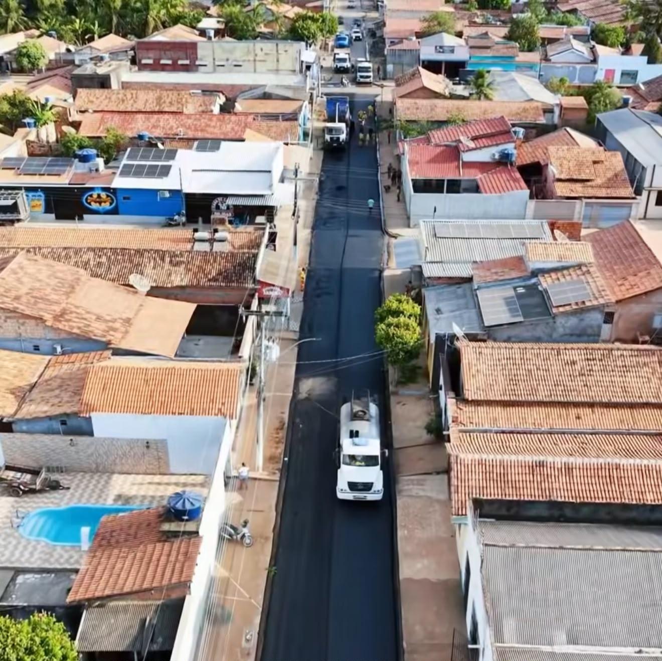 Chão preto chegando: Rua São Geraldo recebe asfalto em Itupiranga