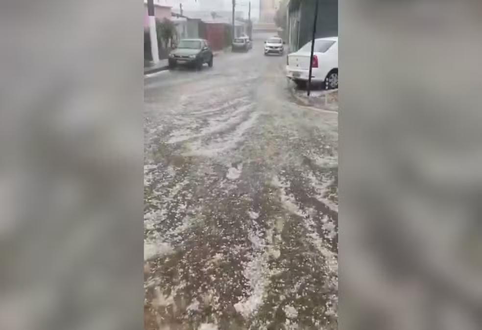 Chuva de granizo danifica escola e suspende aulas no Tocantins