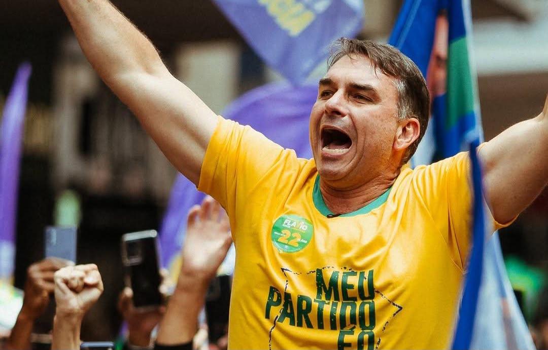 De colete, Flávio refaz trajeto do atentado sofrido por Jair Bolsonaro em 2018
