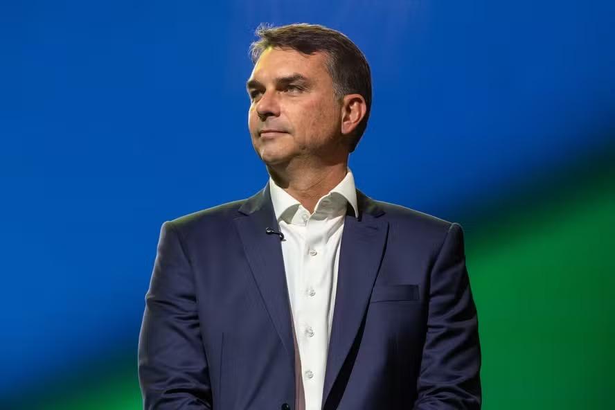 'É mais um estelionato antes da eleição', diz Flávio Bolsonaro sobre MP das bets