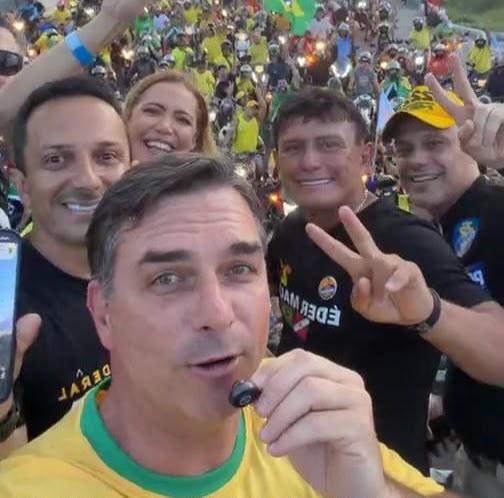 Em Belém, Flávio Bolsonaro lidera motociata com lideranças do PL no Pará