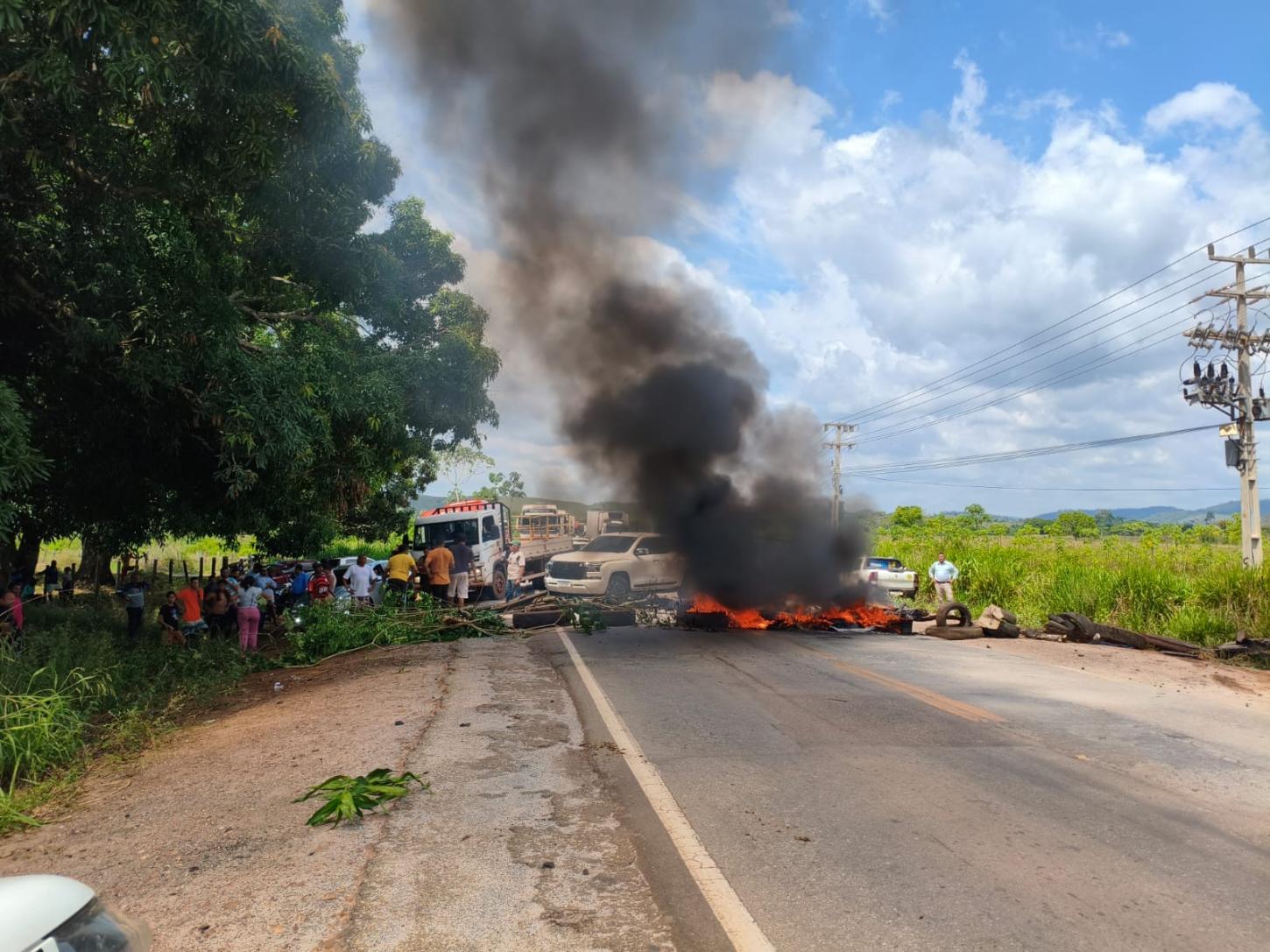 Falta de energia provoca protesto e bloqueio na PA-160 em Parauapebas