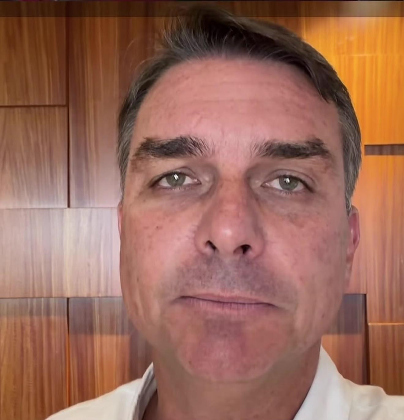 Em vídeo, Flávio Bolsonaro rebate declaração de Lula: 'É machista'