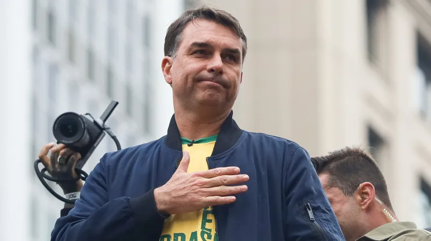 Flávio Bolsonaro utilizou jatinho vinculado a Vorcaro em voo dos EUA para o Brasil