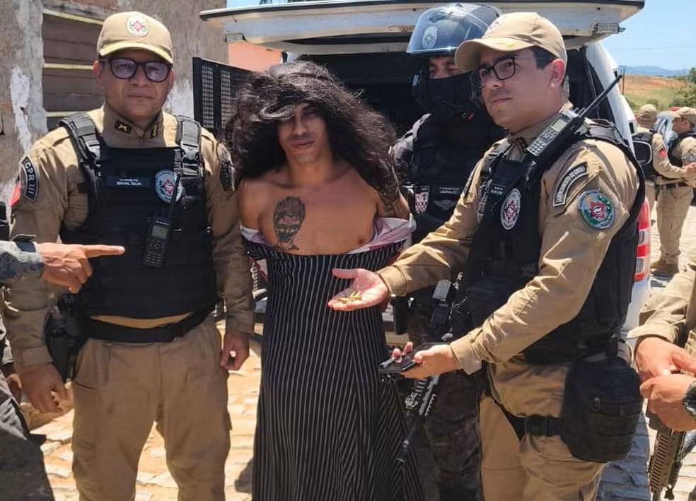 Homem é preso disfarçado de mulher e é investigado por 16 homicídios na Paraíba