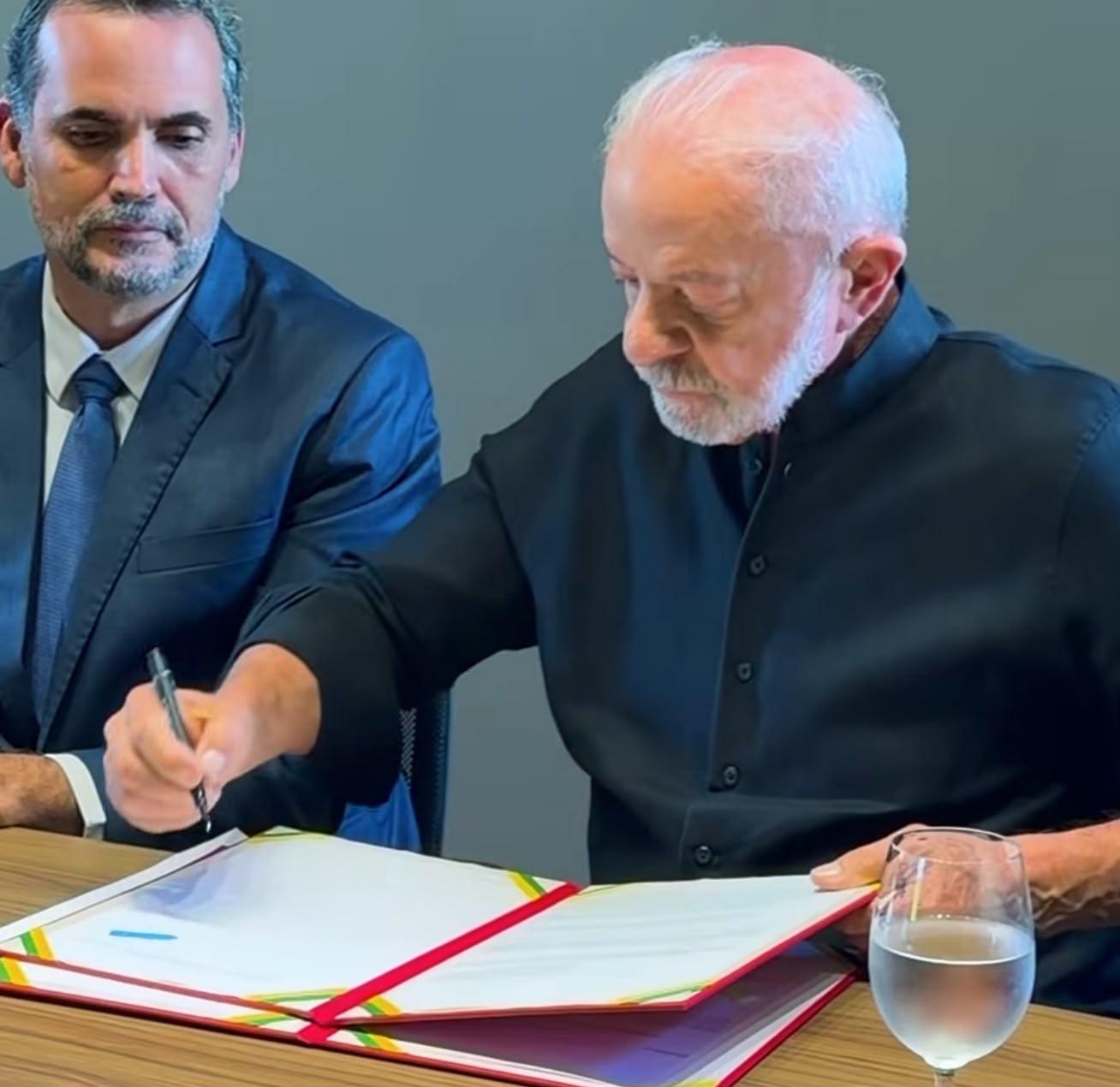 Lula assina MP e decreto para conter alta e reduzir tributos dos combustíveis