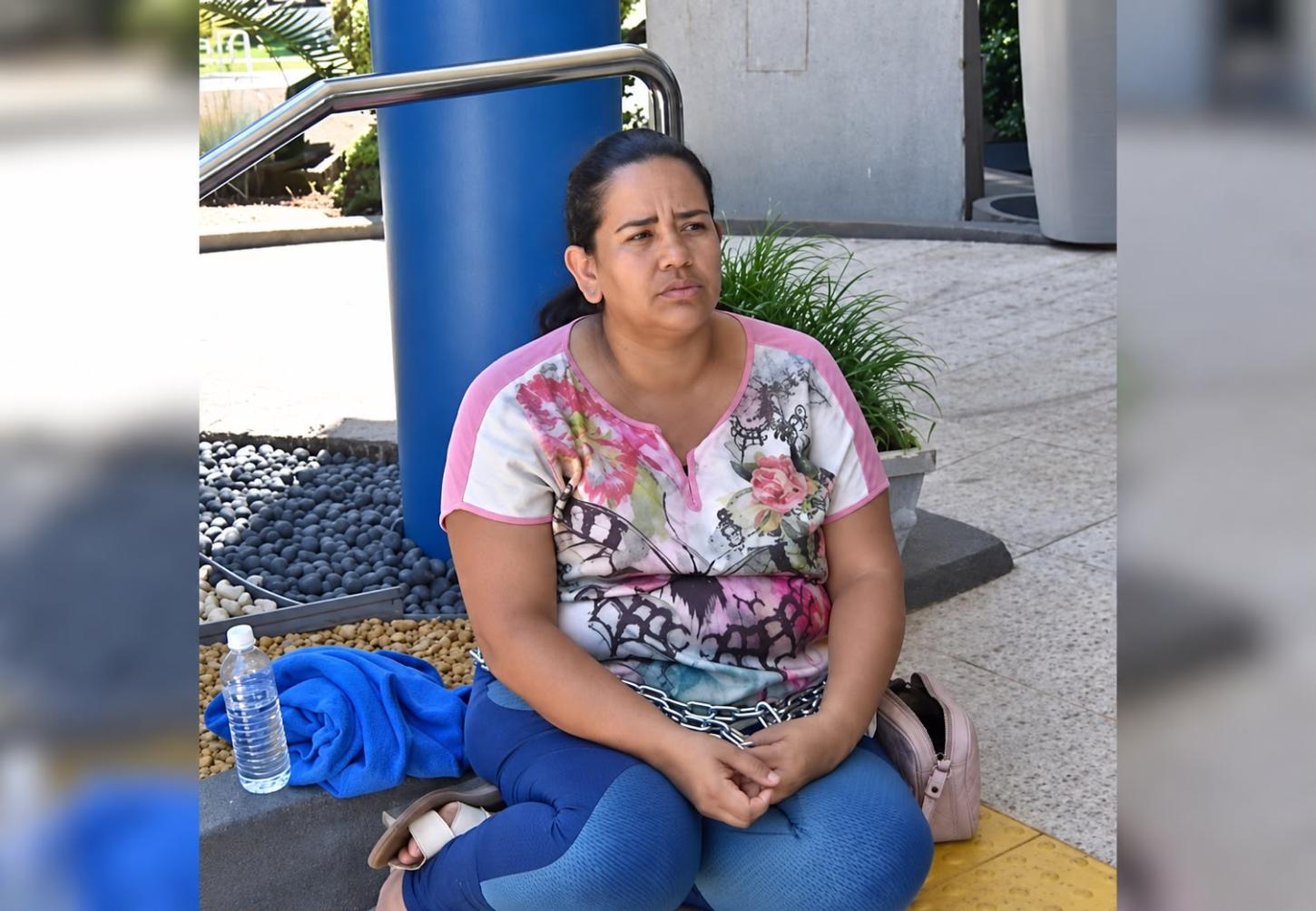 Mãe se acorrenta em hospital de Palmas para cobrar cirurgia do filho de 5 anos