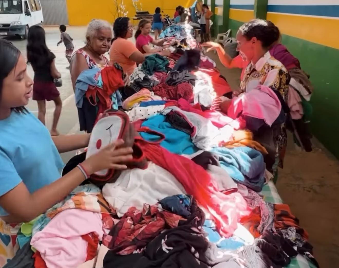 Mãos que ajudam: projeto social distribui mais de 3 mil peças de roupas em Água Azul do Norte