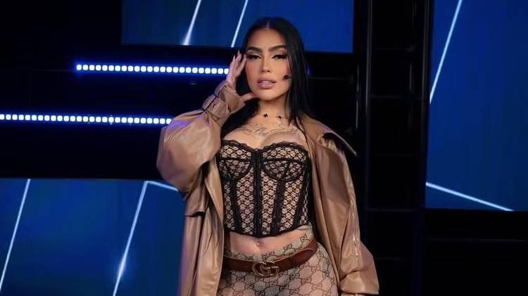 MC Mirella posa de lingerie em lugar inusitado e leva seguidores à loucura