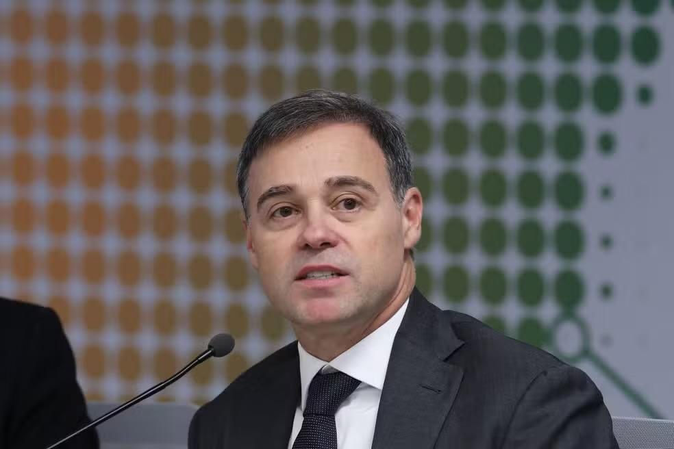 Mendonça reforça segurança e passa a usar colete à prova de balas em meio à tensão no STF