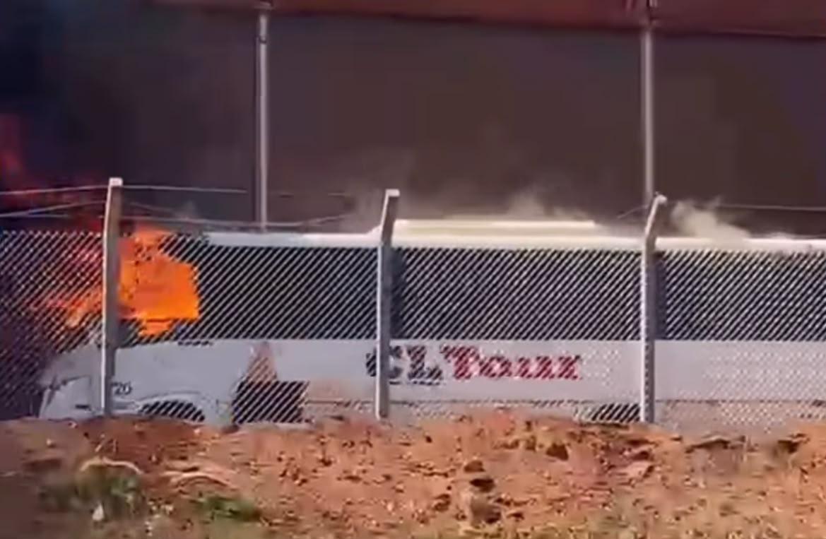 Micro-ônibus é destruído por chamas nas imediações do complexo S11D