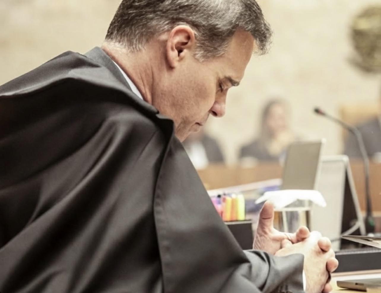Ministro André Mendonça é fotografado em oração durante sessão tensa do STF