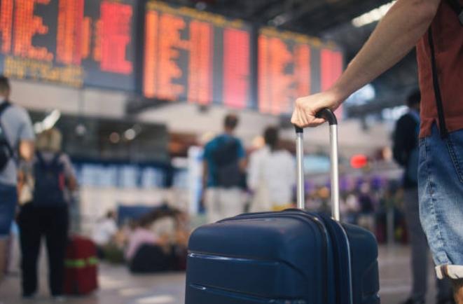Passageiro expõe genitália e urina em avião e fica 6 meses sem poder voar