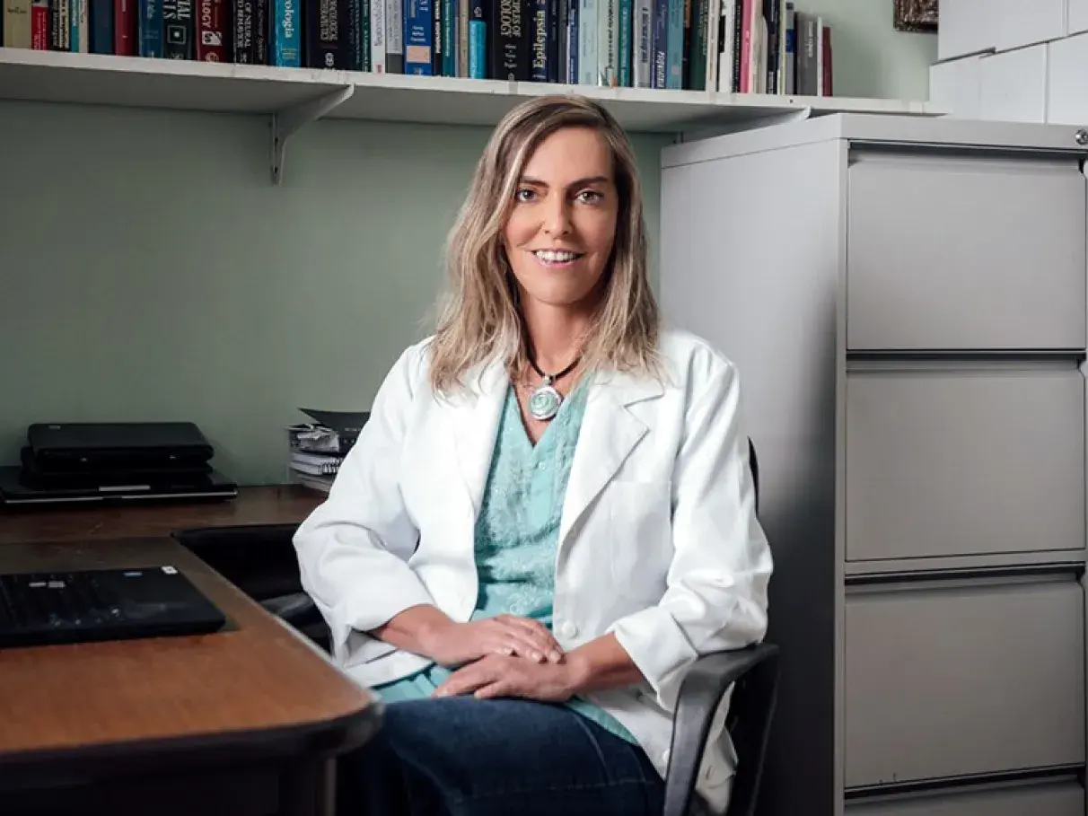 Pesquisadora da UFRJ critica restrições da Anvisa ao tratamento experimental com polilaminina
