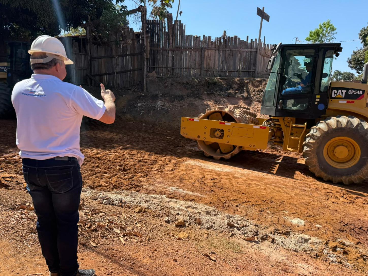 Russinho acompanha início da terraplanagem para obras de pavimentação em Goianésia do Pará