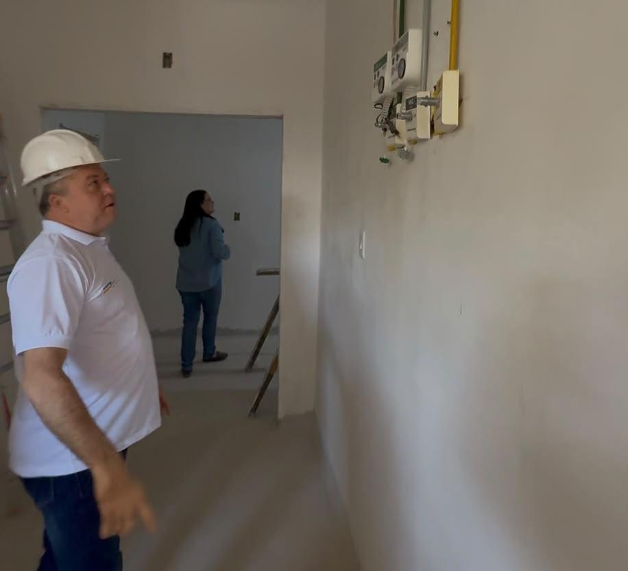 Russinho vistoria obras de reforma e ampliação da ala de urgência e emergência em Goianésia do Pará