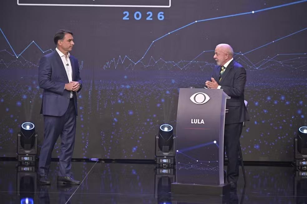 1º debate presidencial: Lula e Flávio Bolsonaro trocam acusações