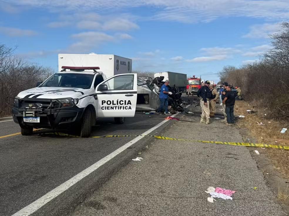 Acidente entre van e caminhonete deixa seis mortos na Paraíba
