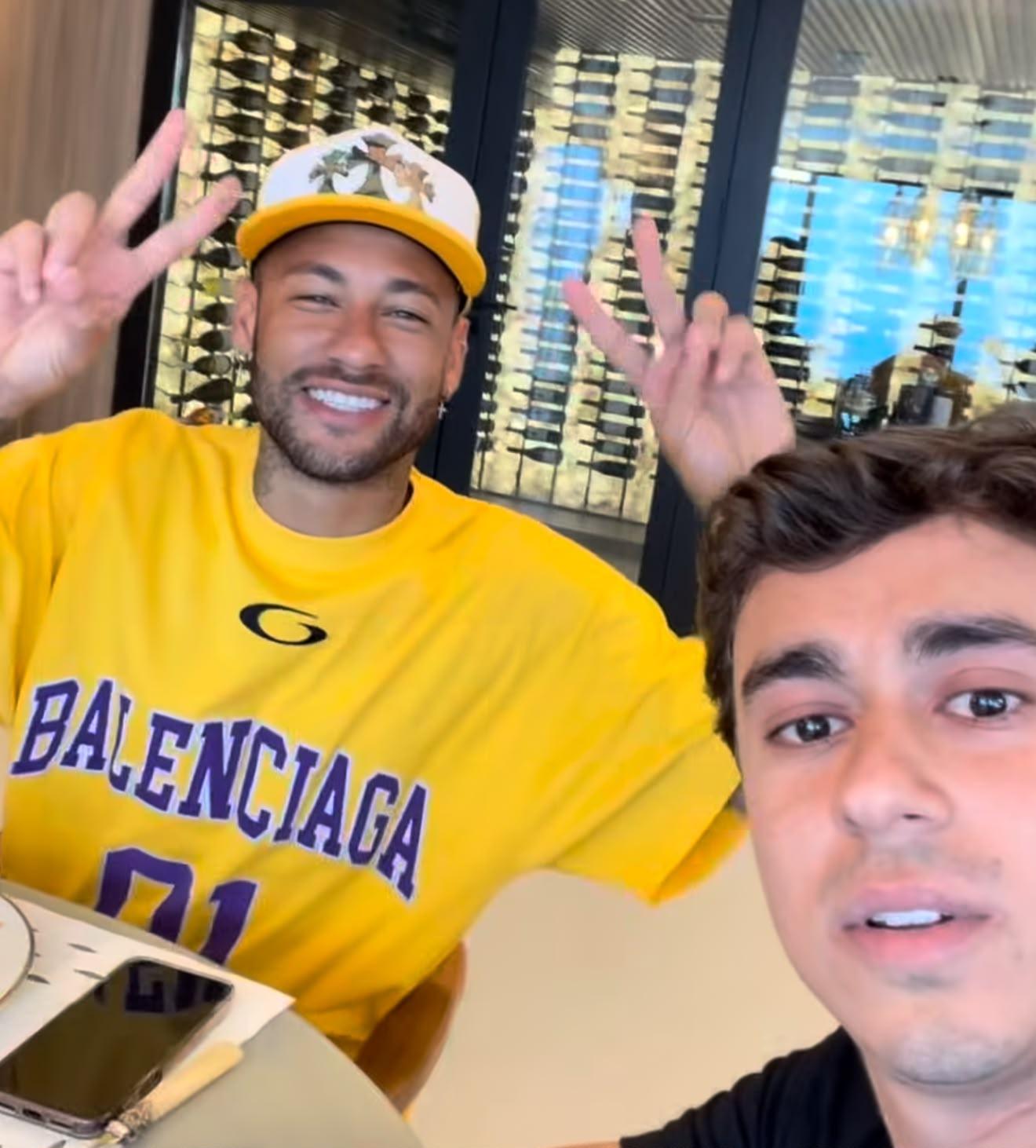 Ao lado de Nikolas, Neymar declara apoio a Flávio Bolsonaro