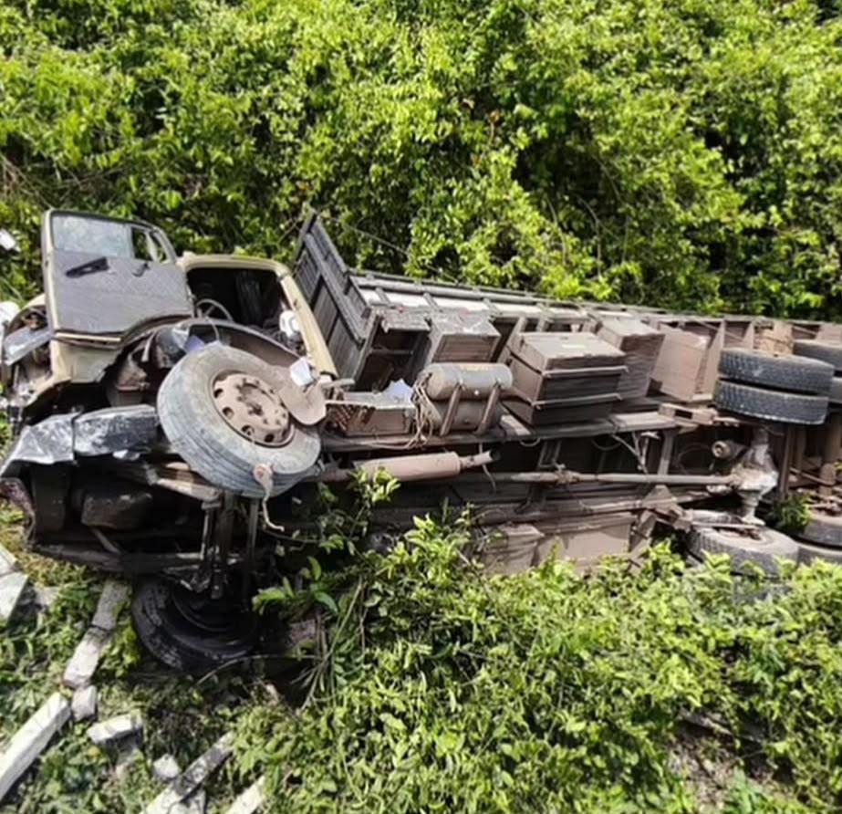 BR-153: Caminhão cai de ponte e deixa homem ferido em Araguaína