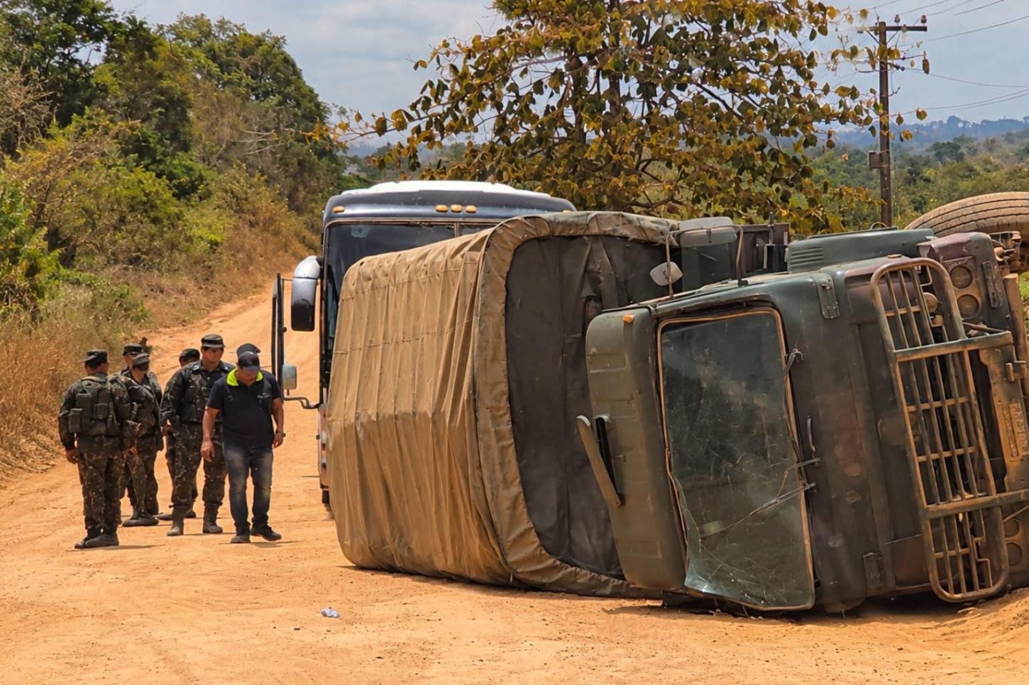 Caminhão do Exército tomba na Transamazônica entre Medicilândia e Uruará