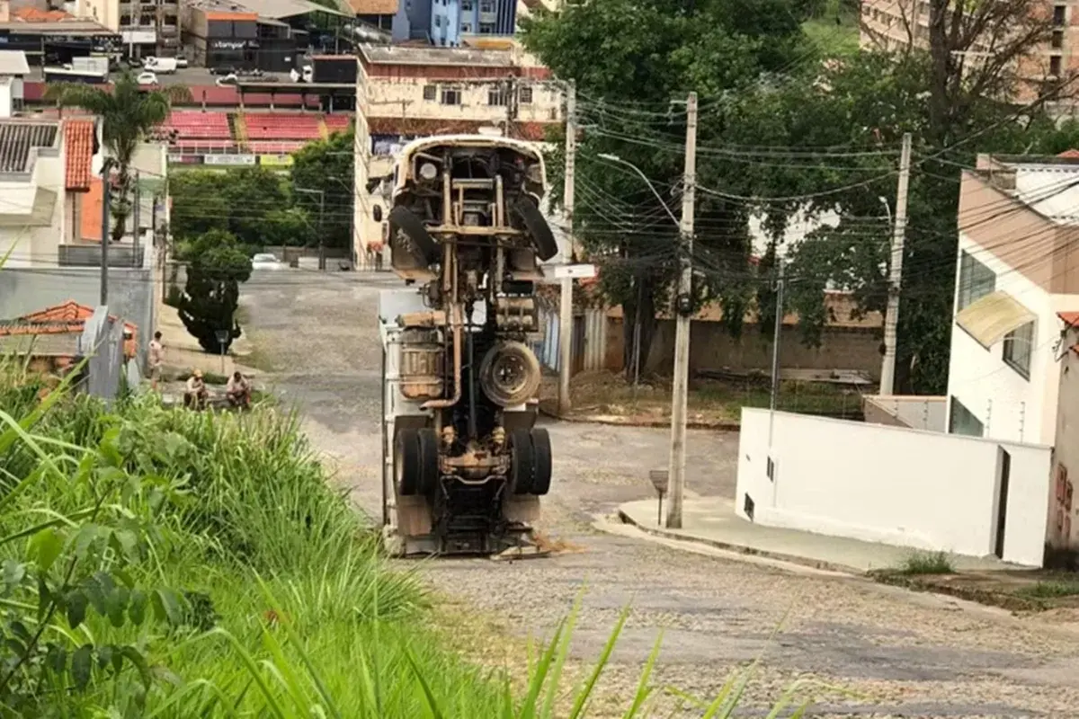 Caminhão tomba e fica em pé na pista após falhar em subida em MG