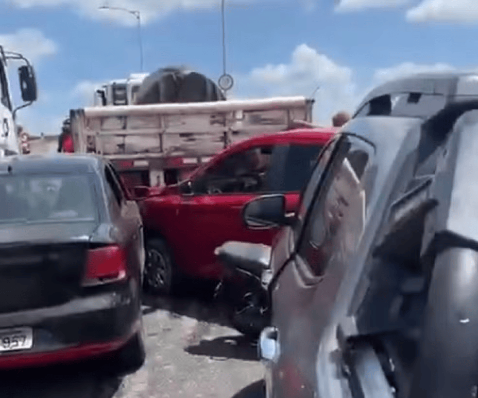Carreta desce de ré e bate em quatro veículos em Belém