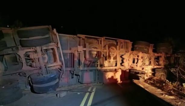Carreta tomba e interdita PA-150 entre Tailândia e Goianésia do Pará