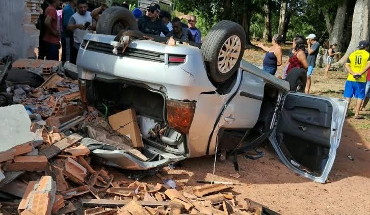 Casal de idosos morre após carro capotar na PA-320