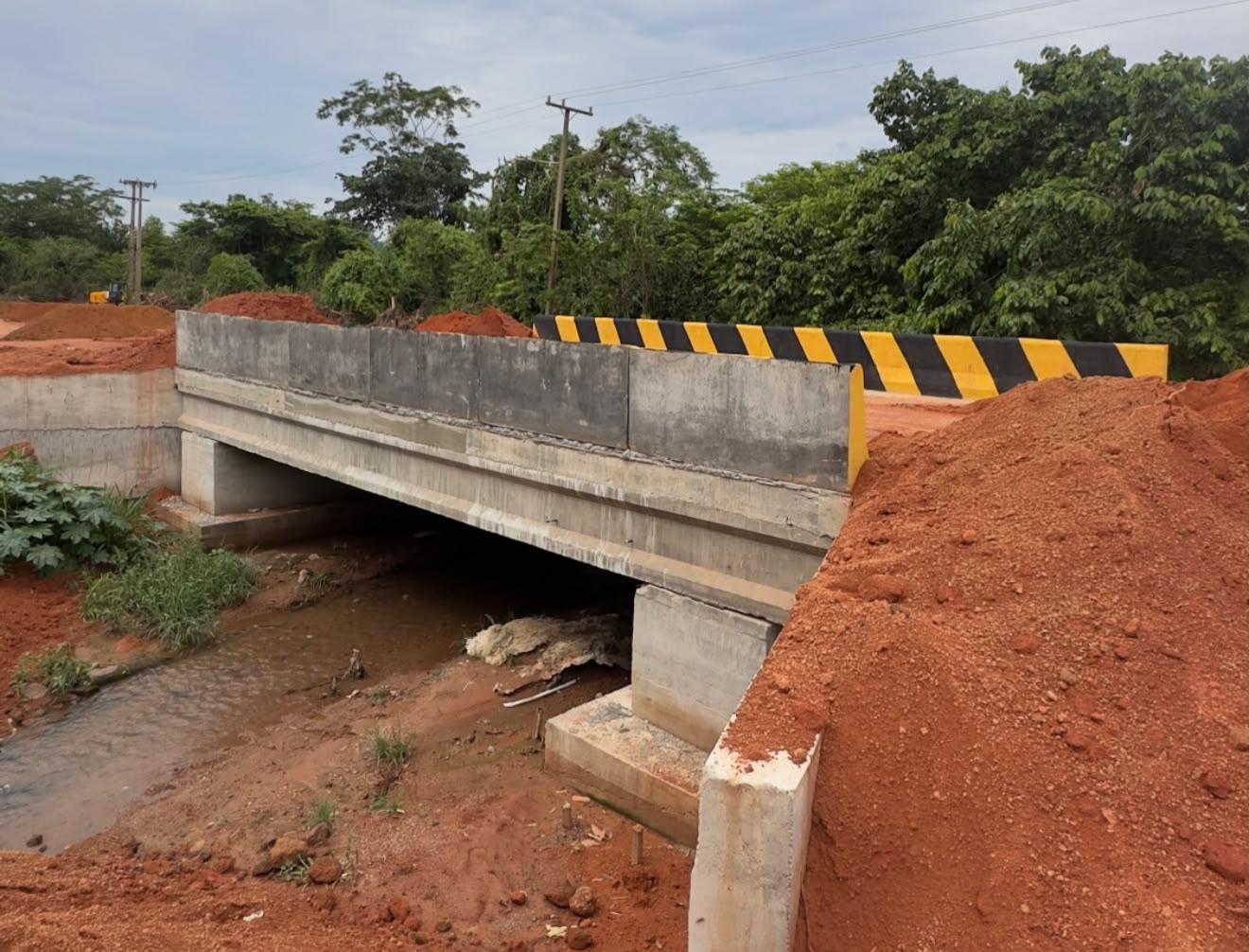 Dr. Rener mostra o progresso das novas pontes na zona rural de Redenção