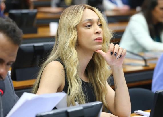 Erika Hilton pede bloqueio de bens de Flávio Bolsonaro após saída do país