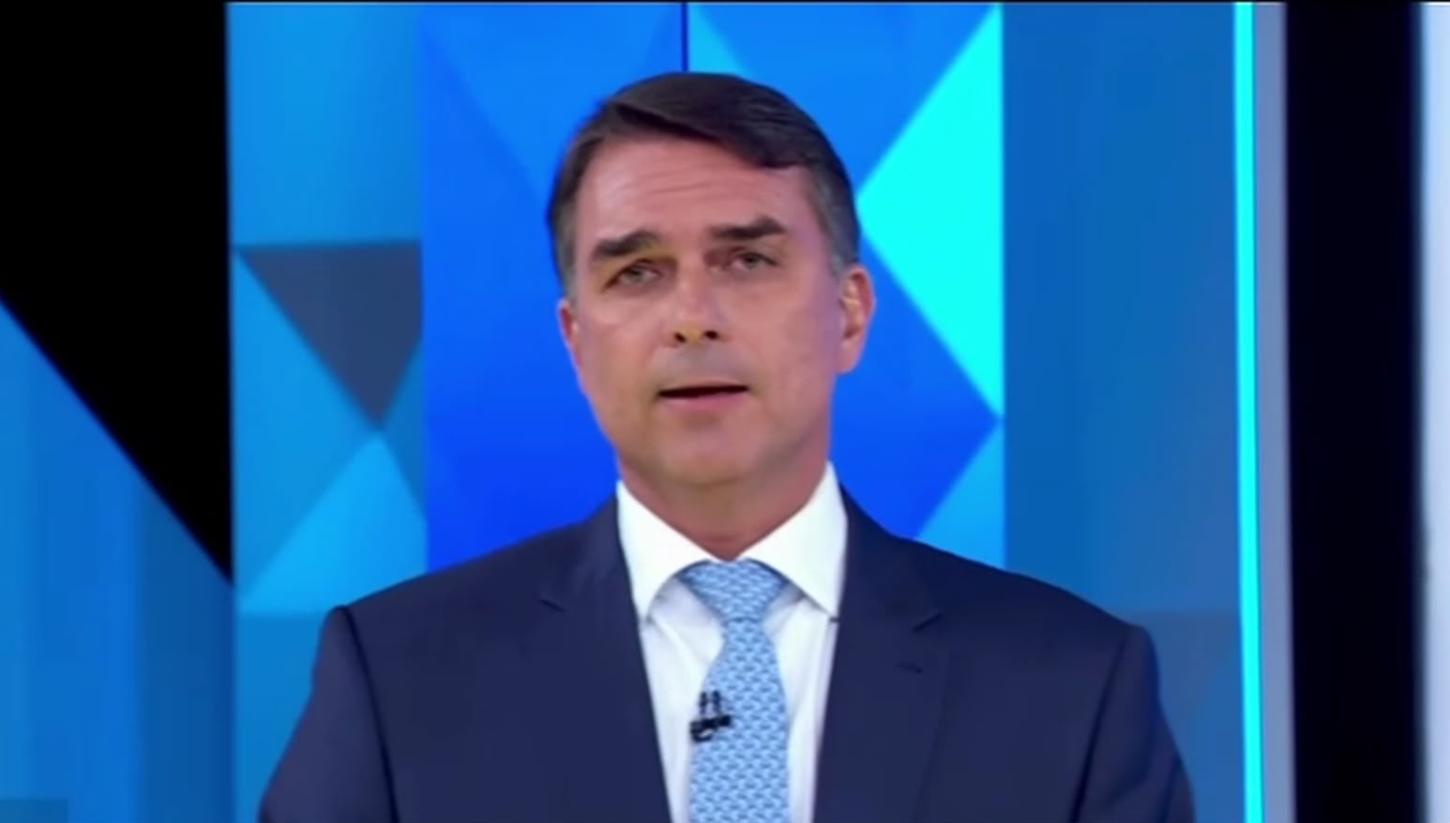 'Esgoto a céu aberto': Flávio Bolsonaro cita Belém durante debate na Globo