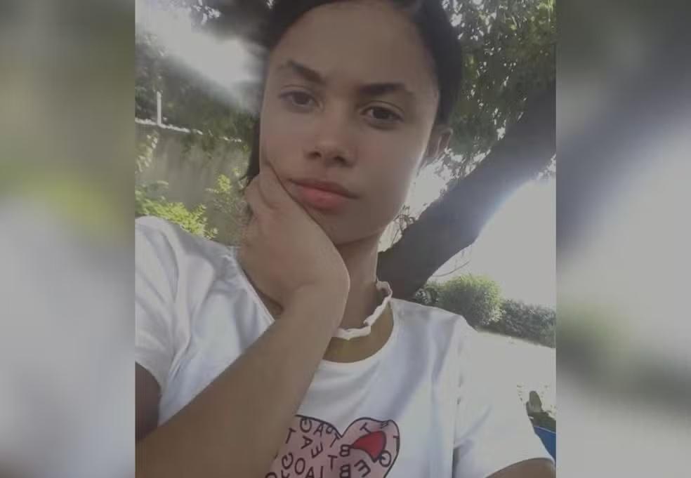 Família enterra pé de estudante morta em rodovia após 4 meses