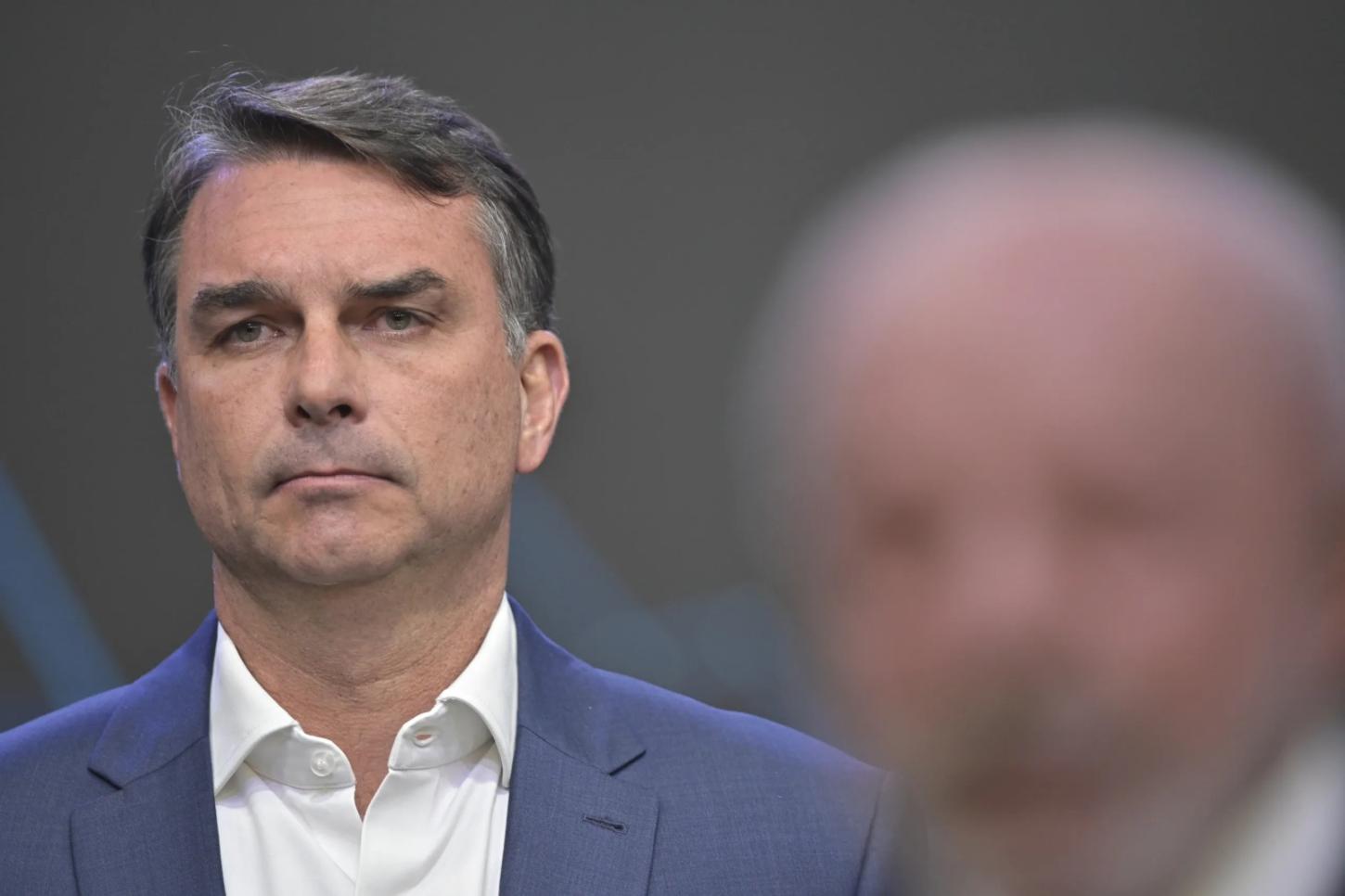 Flávio Bolsonaro deixa o Brasil rumo aos Estados Unidos
