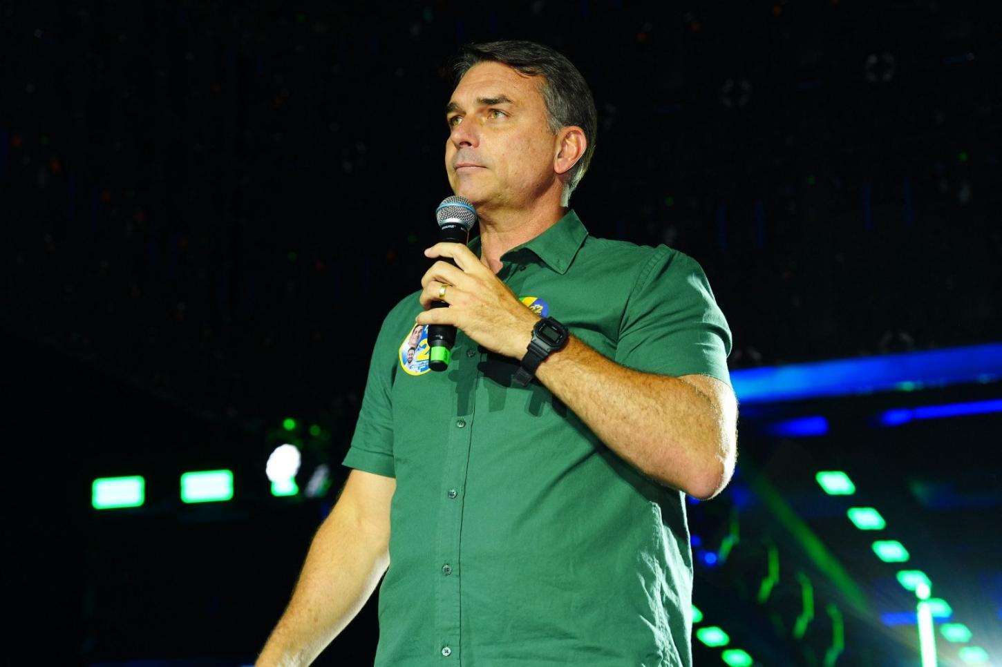 Flávio Bolsonaro volta a contestar resultado das eleições