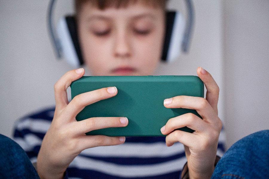 Governo quer barrar 6 jogos populares que podem viciar crianças e jovens no Brasil