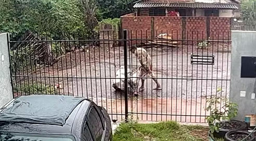 Homem carrega mulher desacordada em saco de cal no Paraná