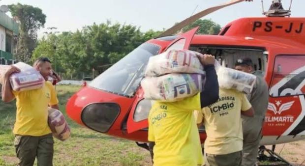 ICMBio leva comida de helicóptero a reserva em Altamira