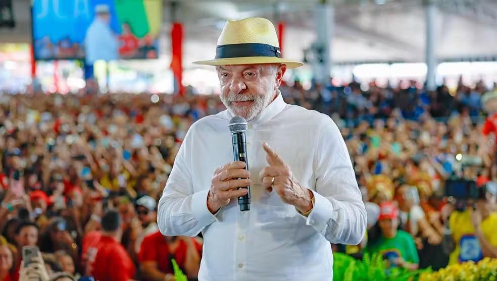 Lula anuncia Pé-de-Meia Universitário com bolsa mensal de R$ 700